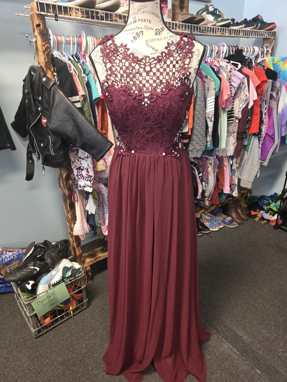 City Triangles Women's Burgundy Lace Appliqué Evening Dress